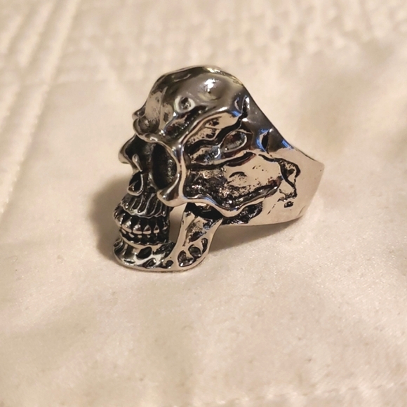 Mens Skull Ring. - Picture 3 of 3
